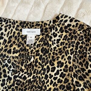 Karen Kane XS Leopard Mob Wife VNeck High Low Blouse Office Workwear Relaxed Top